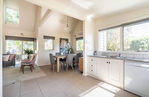 Creswick Casa | Delightfully stays is walking distance to Main Street in a quiet location