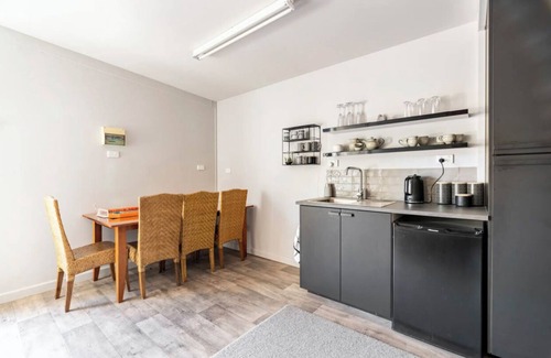 Creswick Casa | Delightfully stays is walking distance to Main Street in a quiet location