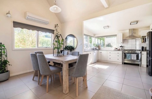 Creswick Casa | Delightfully stays is walking distance to Main Street in a quiet location