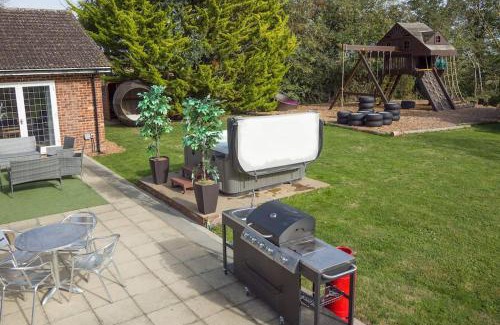 Howlett End Casa | Deluxe 1 Bed Versace Hot Tub Sky TV Cinema Screen