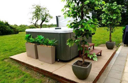 Howlett End Casa | Deluxe 1 Bed Versace Hot Tub Sky TV Cinema Screen