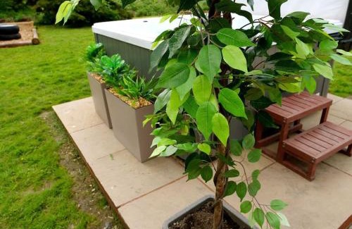 Howlett End Casa | Deluxe 1 Bed Versace Hot Tub Sky TV Cinema Screen