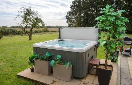 Howlett End Casa | Deluxe 1 Bed Versace Hot Tub Sky TV Cinema Screen