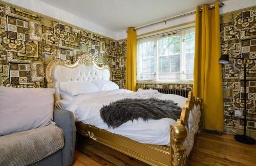 Howlett End Casa | Deluxe 1 Bed Versace HotTub SkyTV