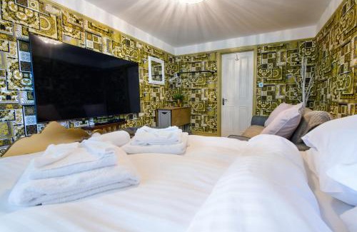 Howlett End Casa | Deluxe 1 Bed Versace HotTub SkyTV