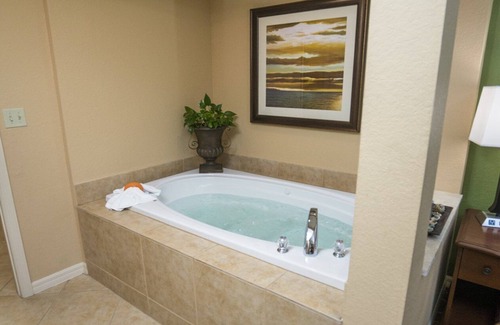 Weston Complejo | Deluxe 1 Bedroom and 1 Bathroom Unit with Full Amenities