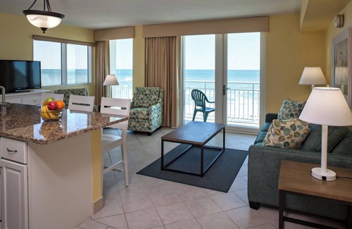 Ormond Beach Complejo | Deluxe 1BR Oceanfront Condo w/Balcony, Full Kitchen, Pool Access & Beach Nearby