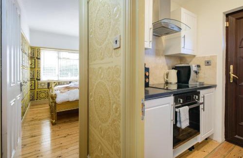 Howlett End Casa | Deluxe 2 Bed Versace HotTub SkyTV