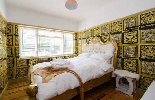 Howlett End Casa | Deluxe 2 Bed Versace HotTub SkyTV