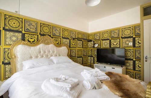 Howlett End Casa | Deluxe 2 Bed Versace HotTub SkyTV