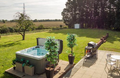 Halstead Apartamento | Deluxe 2 Bed Versace Bungalow Hot Tub, Sky TV, Cinema Screen Saffron Walden