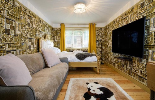 Halstead Apartamento | Deluxe 2 Bed Versace Bungalow Hot Tub, Sky TV, Cinema Screen Saffron Walden