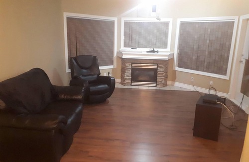 Fort McMurray Apartamento | Deluxe 2 Bedroom 2 Bath Apartment and Den with Gym