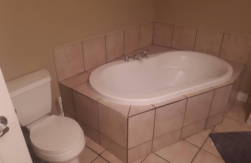 Fort McMurray Apartamento | Deluxe 2 Bedroom 2 Bath Apartment and Den with Gym