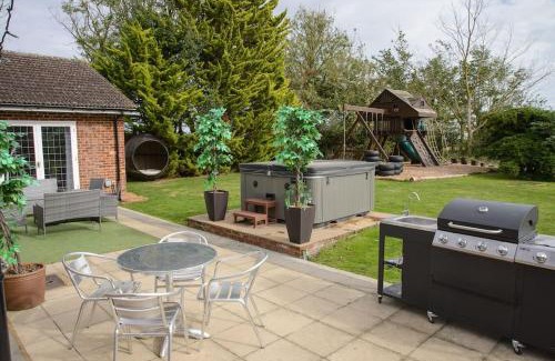 Howlett End Casa | Deluxe 2 or 3 bed Cinema Games Room Pool Table Hot Tub