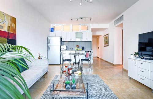 Jaffa Apartamento | Deluxe 2BR Apt w Pool in Historical Jaffa with Shelter by Sea N' Rent
