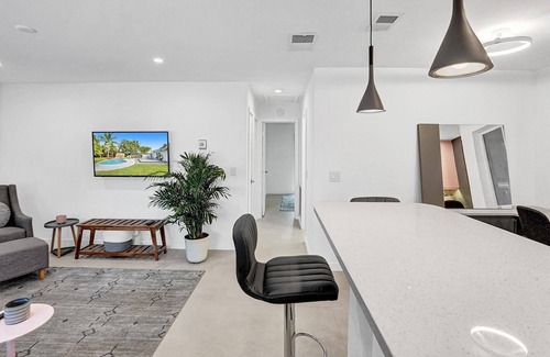 Oakland Park Villa | Deluxe 3/2 Duplex w/Jacuzzi