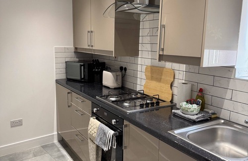 Slough Casa | Deluxe 4 Bedroom House with Free Parking