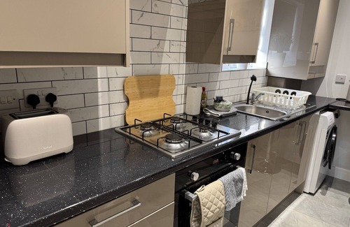 Slough Casa | Deluxe 4 Bedroom House with Free Parking