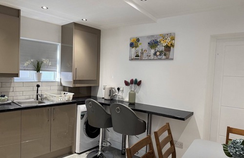 Slough Casa | Deluxe 4 Bedroom House with Free Parking