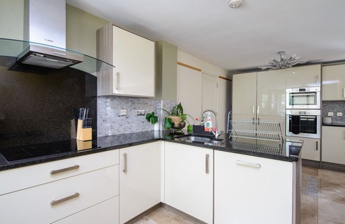 Howlett End Casa | Deluxe 5 Bedroom Bungalow, Forest Setting, Hot Tub