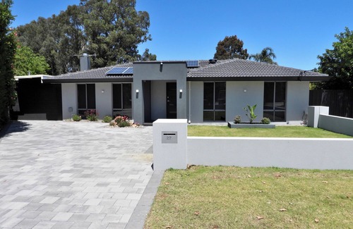 Forrestfield Casa | Deluxe A-class family home with swimming pool