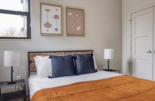 Commonwealth Apartamento | Deluxe Allston 1BR w/ Gym & W/D, nr Packards Corner, by Blueground