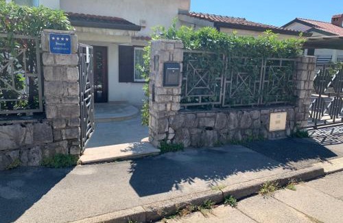 Sarsoni Apartamento | Deluxe Apartment Dora with a private parking, terrace and see view