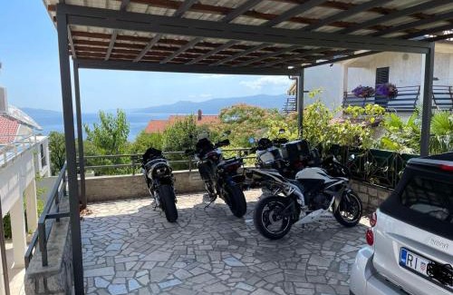 Sarsoni Apartamento | Deluxe Apartment Dora with a private parking, terrace and see view