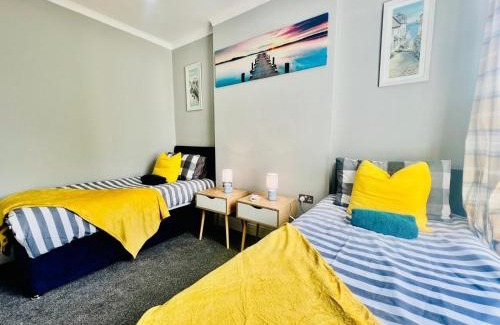 Westcliff-on-Sea Apartamento | Deluxe Apartment in Southend-On-Sea for contractors, workers by Artisan Stays I Weekly or Monthly Stay Offer I Free Parking I Sleeps 5