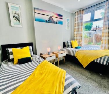 Westcliff-on-Sea Apartamento | Deluxe Apartment in Southend-On-Sea for contractors, workers by Artisan Stays I Weekly or Monthly Stay Offer I Free Parking I Sleeps 5
