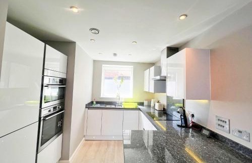 Saint Paul's Casa | Deluxe Apartment near Cabot Circus w Parking sleeps 5