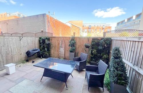 Saint Paul's Casa | Deluxe Apartment near Cabot Circus w Parking sleeps 5