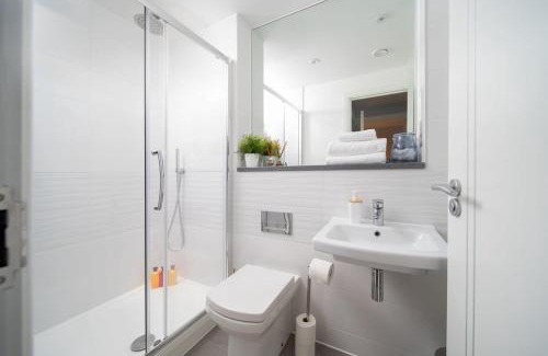 Saint Paul's Casa | Deluxe Apartment near Cabot Circus w Parking sleeps 5