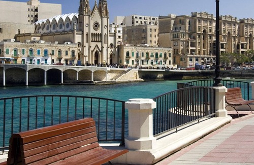 Swieqi Apartamento | Deluxe Apartment Steps to St George s Bay
