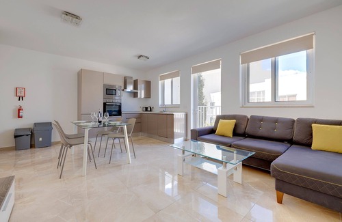 Swieqi Apartamento | Deluxe Apartment Steps to St George's Bay
