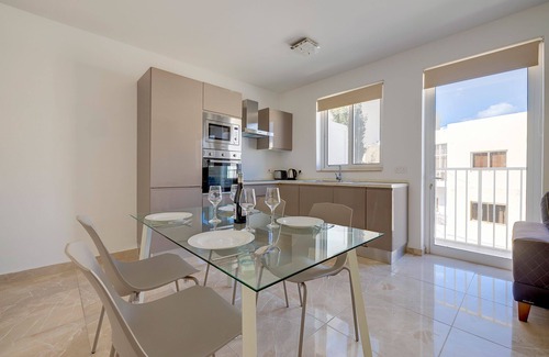 Swieqi Apartamento | Deluxe Apartment Steps to St George's Bay