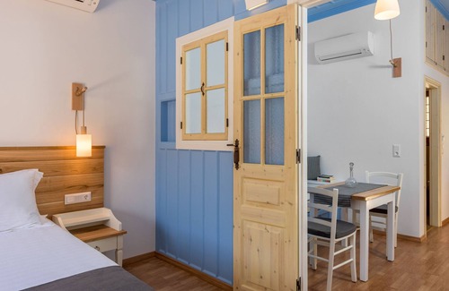 Pedi Apartamento | Apartamento Deluxe con balcón privado y vistas al mar C, Symi