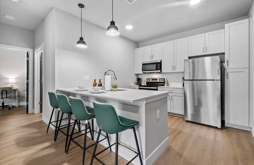 Rogers Apartamento | Deluxe Apt Near Bike Trails, Top Golf, Pool, Central,Free "P",Bike Storage