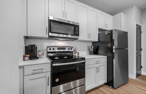 Rogers Apartamento | Deluxe Apt Near Bike Trails, Top Golf, Pool, Central,Free "P",Bike Storage