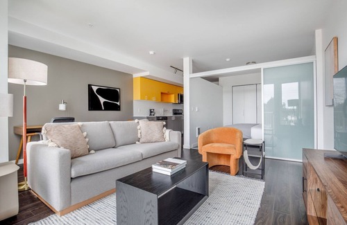 Wilburton Apartamento | Deluxe Bellevue 1BR w/ BBQ, Gym, W/D, nr Spring District, by Blueground