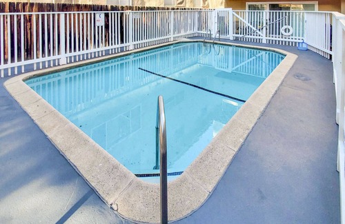Beverly Hills Apartamento | Deluxe Beverly Hills 1BR, Pool, near Beverly Center, by Blueground