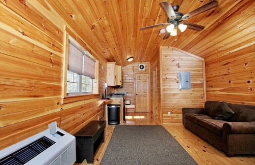 Spring Mills Cabina | Deluxe Cabin 69 w/ 4 Beds