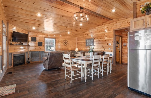 Marble Falls Cabina | Casi nueva cabina con chimenea. Cerca del río Buffalo, ¡Reserve Fall Now!