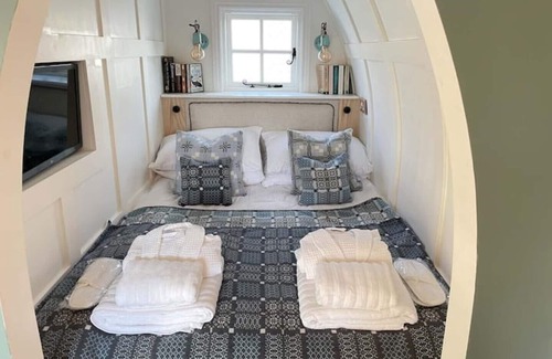 Jameston Cabina | Deluxe Cabin with Wood Fired Hot Tub & Log Burner