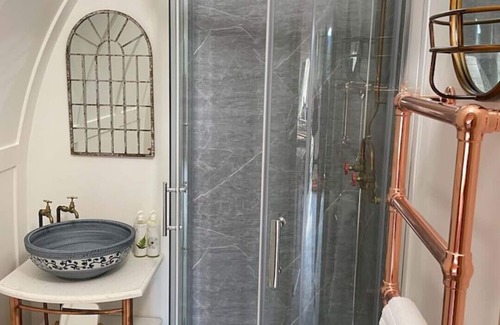 Jameston Cabina | Deluxe Cabin with Wood Fired Hot Tub & Log Burner