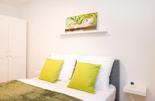 Simmering Apartamento | Deluxe City Apartment with balcony! Free Garage Parking included!