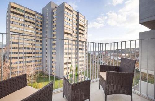 Simmering Apartamento | Deluxe City Apartment with balcony! Free Garage Parking included!
