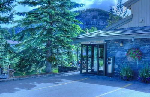 Banff Condominio | Deluxe Condo + Cozy Loft | ¡Vea vida salvaje fuera de su ventana!