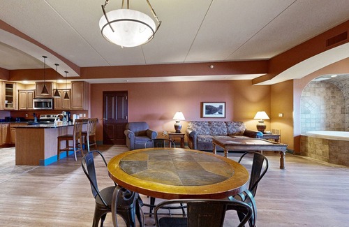 Wisconsin Dells Condominio | Deluxe condo with in-room Jacuzzi, two fireplaces, & full kitchen